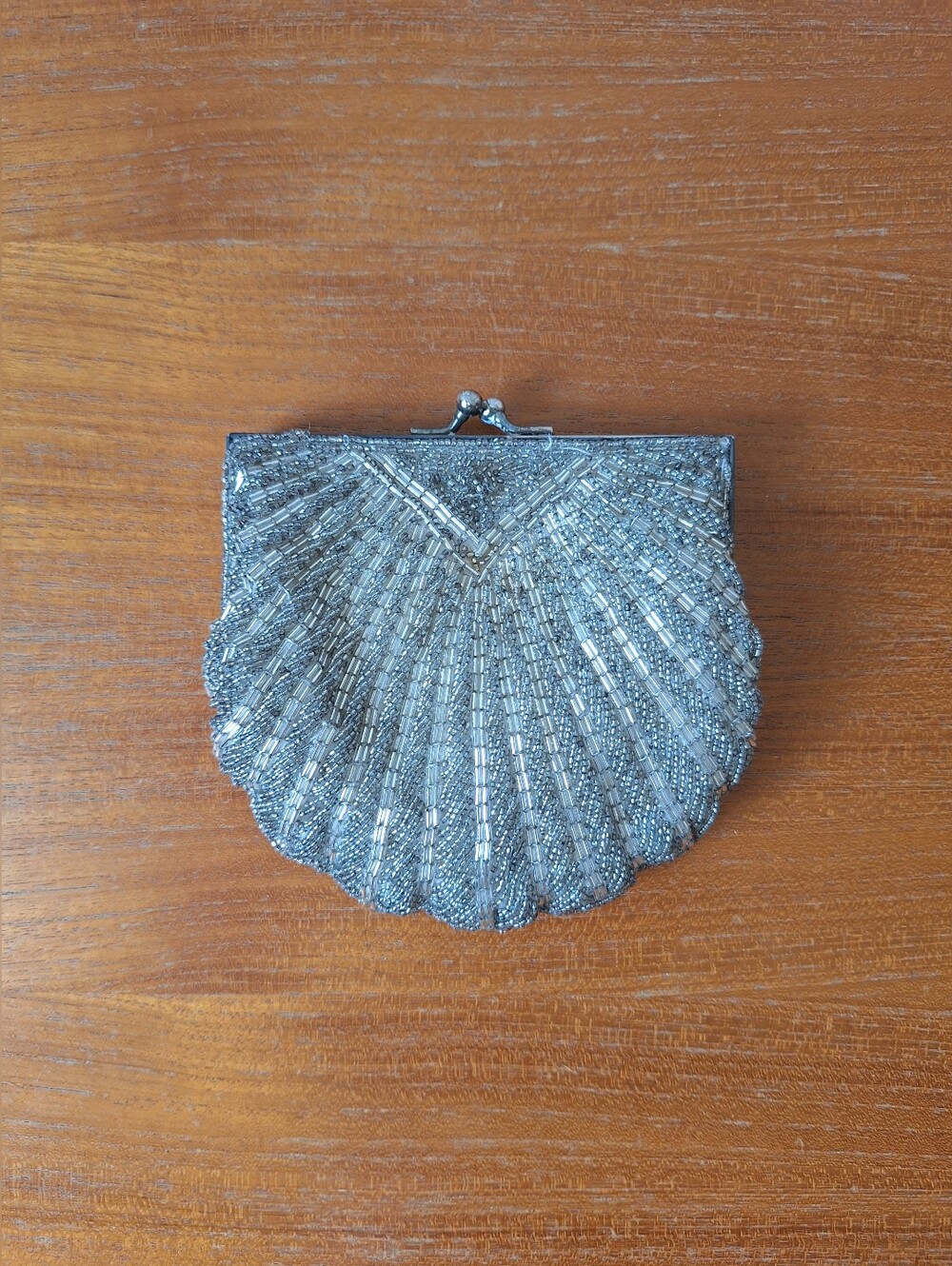 Vintage La Regale Beaded Seashell Clutch Kisslock Clamshell Evening Bag Silver